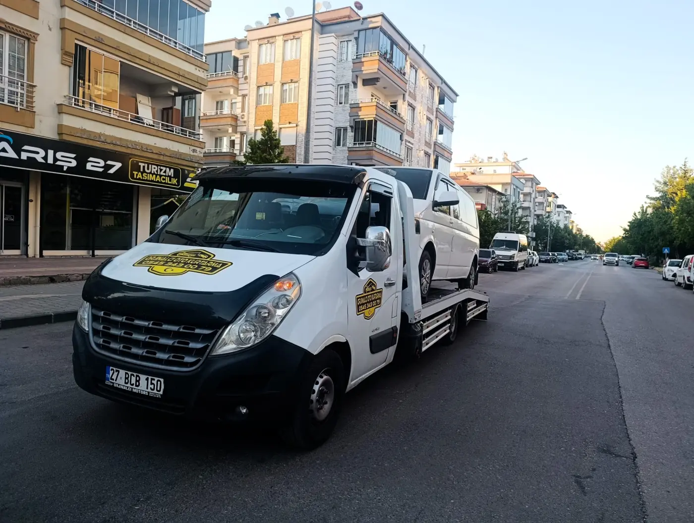 Gaziantep şehir merkezi cadde üzerinde çekici ile araç taşıma