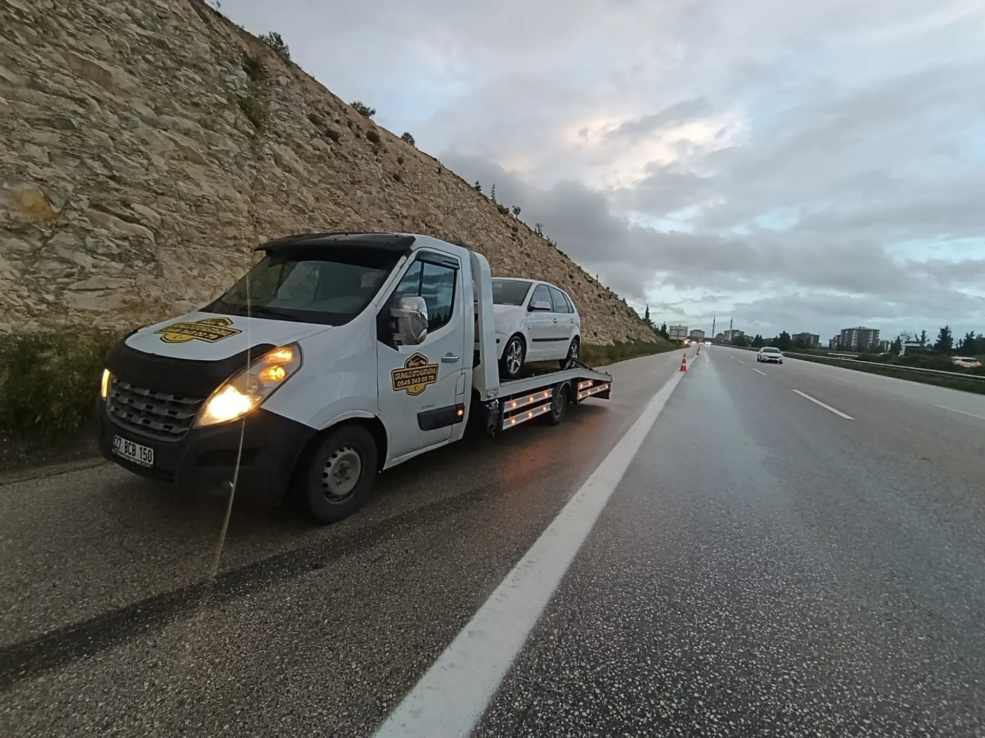 Gaziantep otoyolda arıza yapan aracın çekici ile taşınması